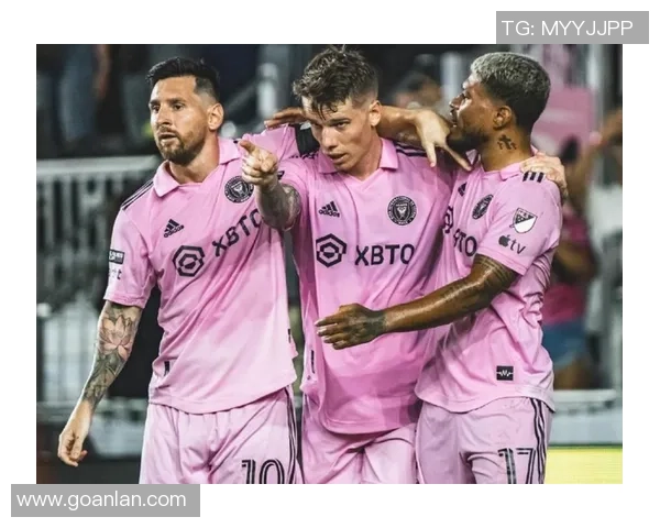 足球巨星与球童共度温馨时刻传递爱与希望的感人故事